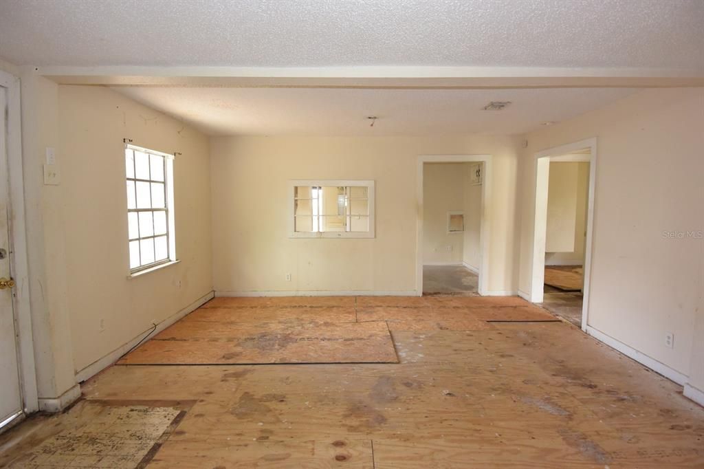 Active With Contract: $105,000 (3 beds, 1 baths, 1082 Square Feet)