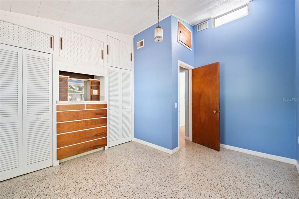 Recently Sold: $550,000 (2 beds, 1 baths, 1308 Square Feet)