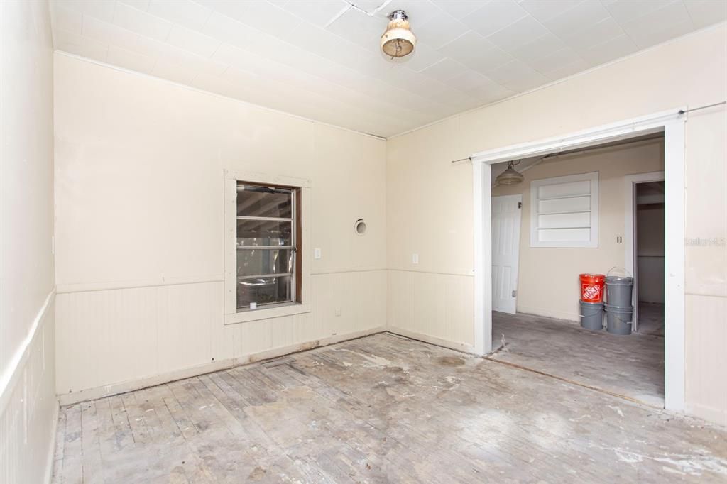 For Sale: $150,000 (2 beds, 1 baths, 808 Square Feet)