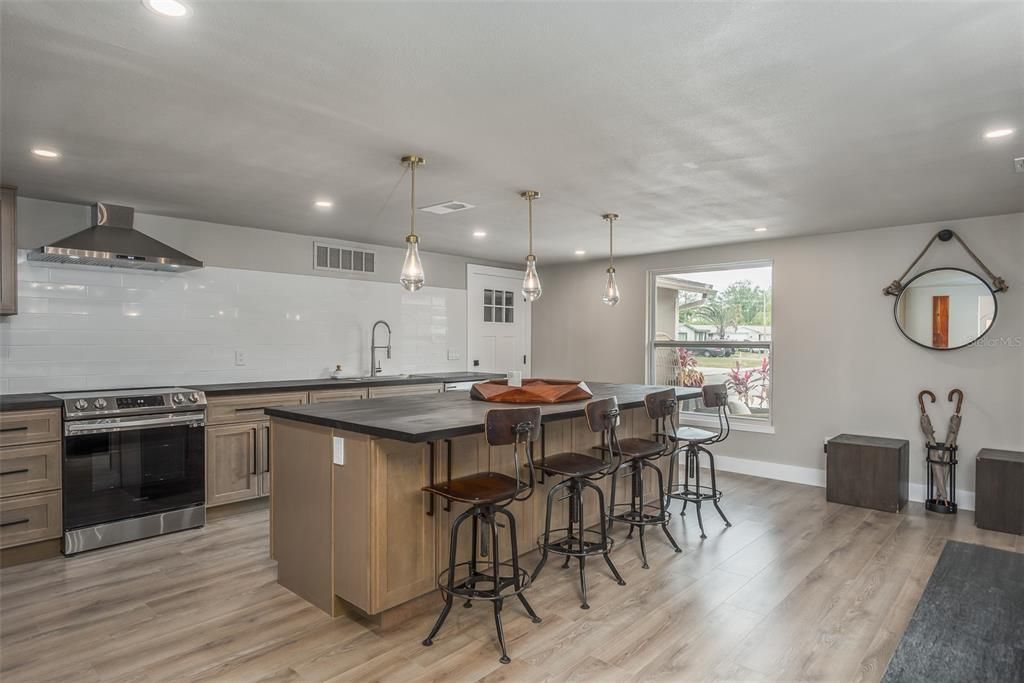 For Sale: $365,000 (3 beds, 2 baths, 1842 Square Feet)