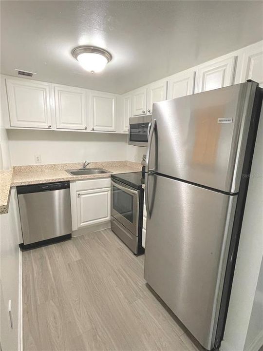 Active With Contract: $179,900 (2 beds, 1 baths, 850 Square Feet)