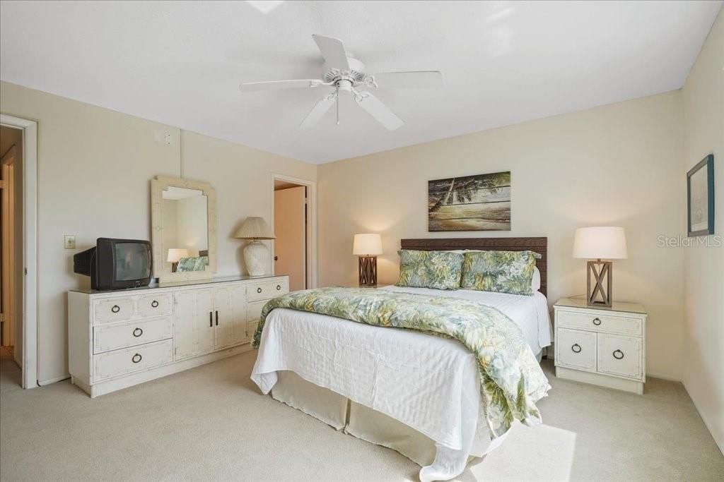 Great size master bedroom