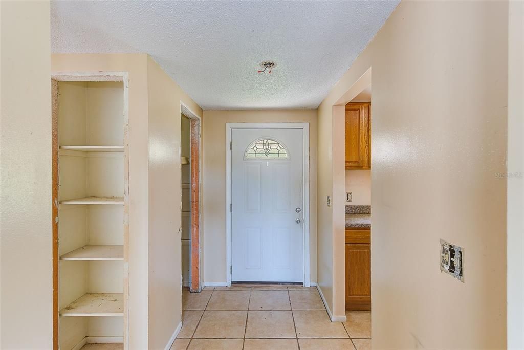 Recently Sold: $285,000 (2 beds, 1 baths, 929 Square Feet)