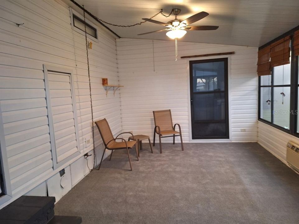 Active With Contract: $154,900 (2 beds, 2 baths, 989 Square Feet)