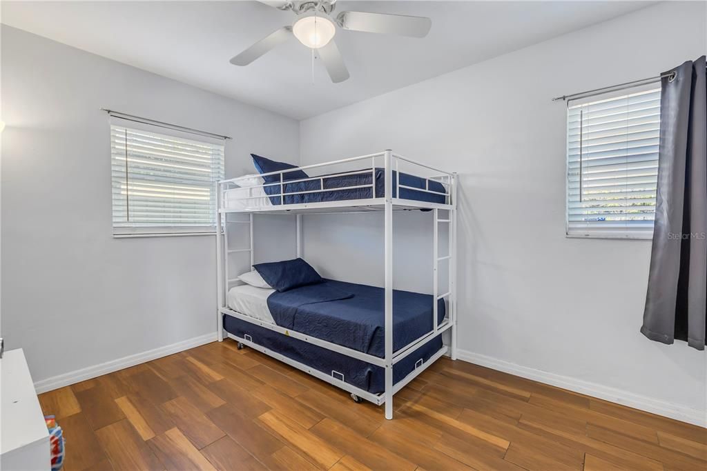 For Sale: $499,000 (2 beds, 1 baths, 870 Square Feet)