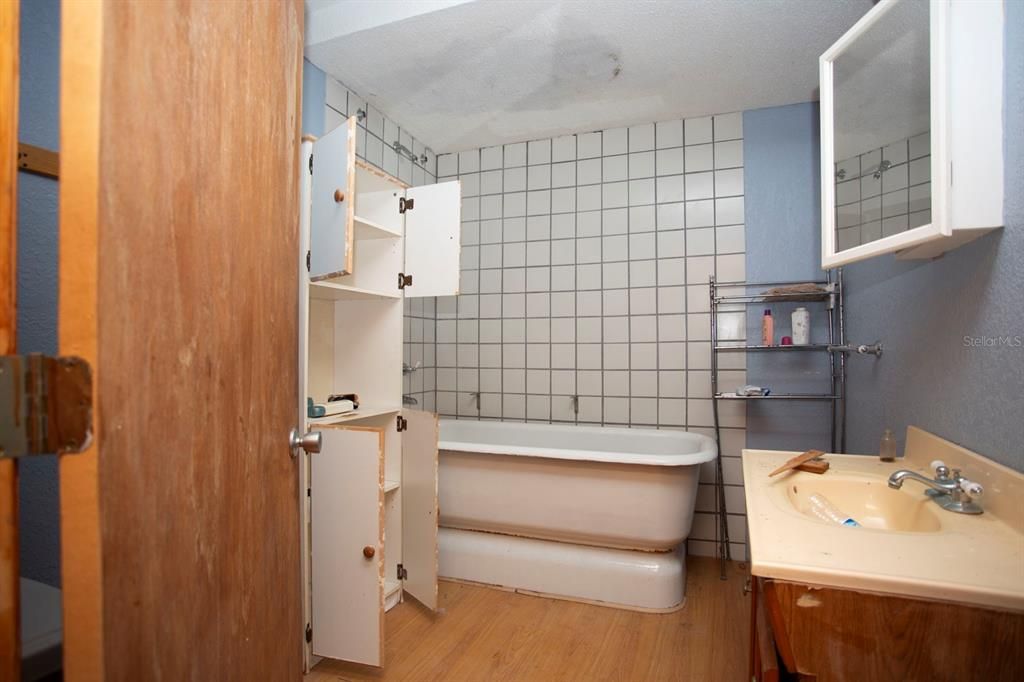 For Sale: $100,000 (1 beds, 2 baths, 232 Square Feet)