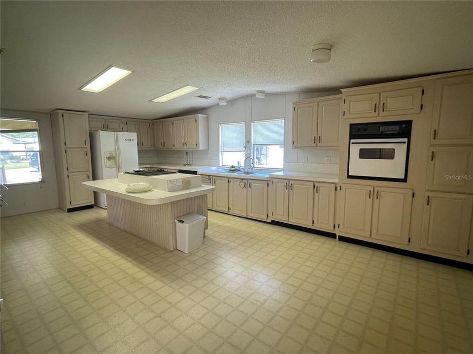 Active With Contract: $207,900 (3 beds, 2 baths, 2012 Square Feet)