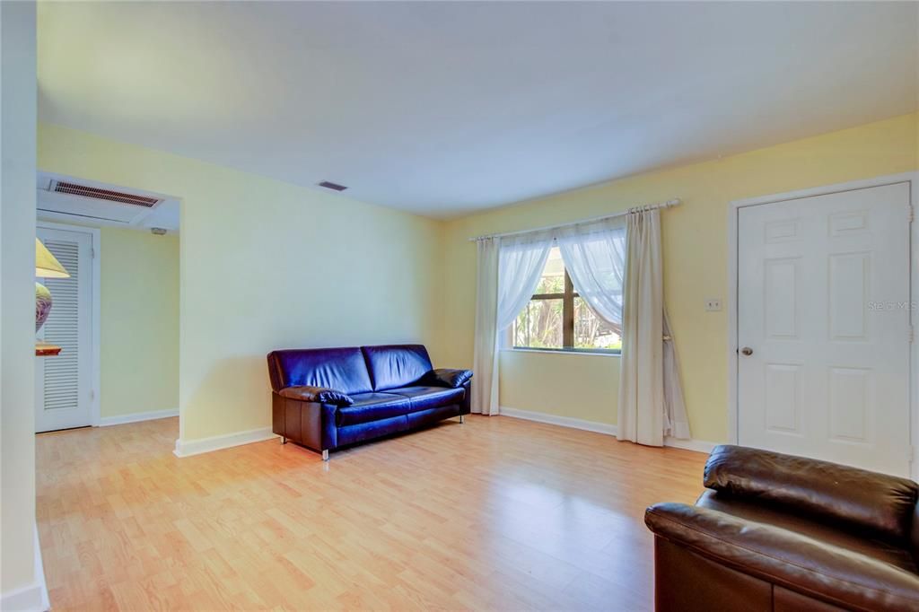 Active With Contract: $335,000 (2 beds, 1 baths, 1157 Square Feet)