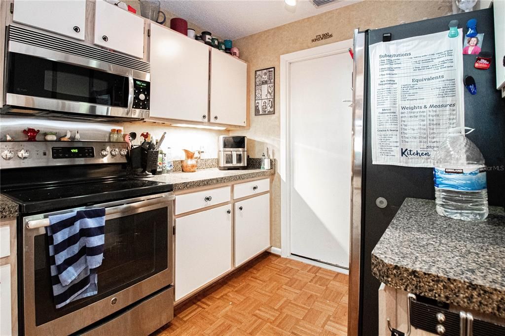 For Sale: $250,000 (3 beds, 2 baths, 1407 Square Feet)