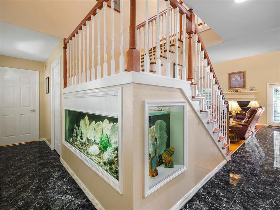 2-story foyer with aquarium