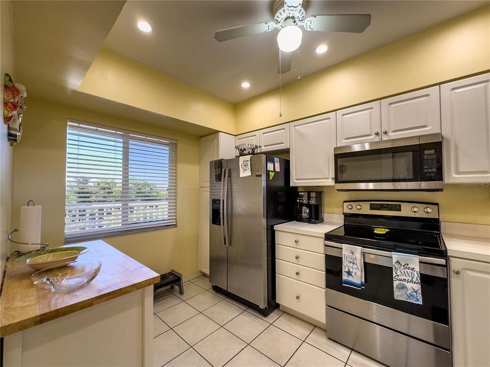 For Sale: $255,000 (2 beds, 2 baths, 1011 Square Feet)