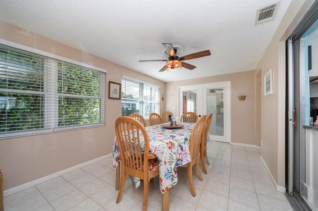 Recently Sold: $269,900 (2 beds, 1 baths, 1062 Square Feet)