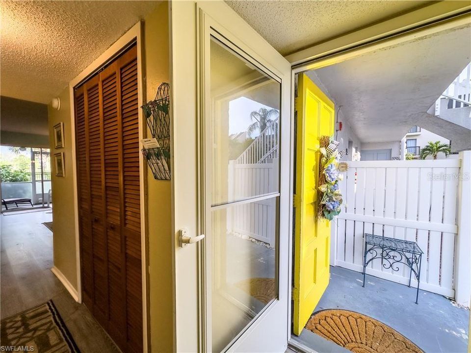 For Sale: $143,900 (1 beds, 1 baths, 679 Square Feet)