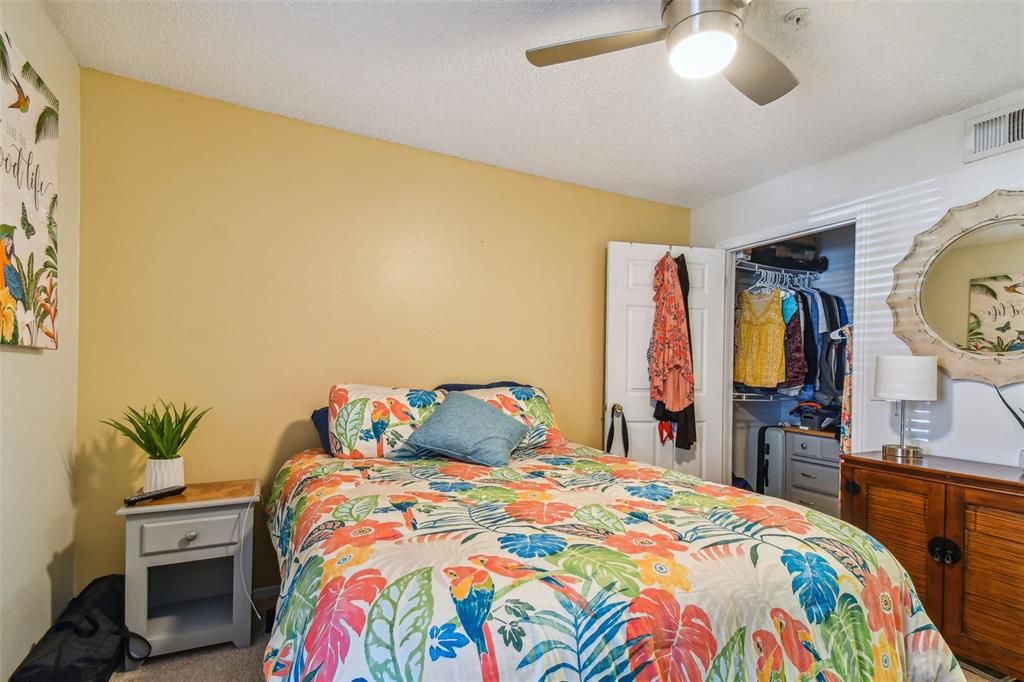 For Sale: $300,000 (2 beds, 2 baths, 984 Square Feet)