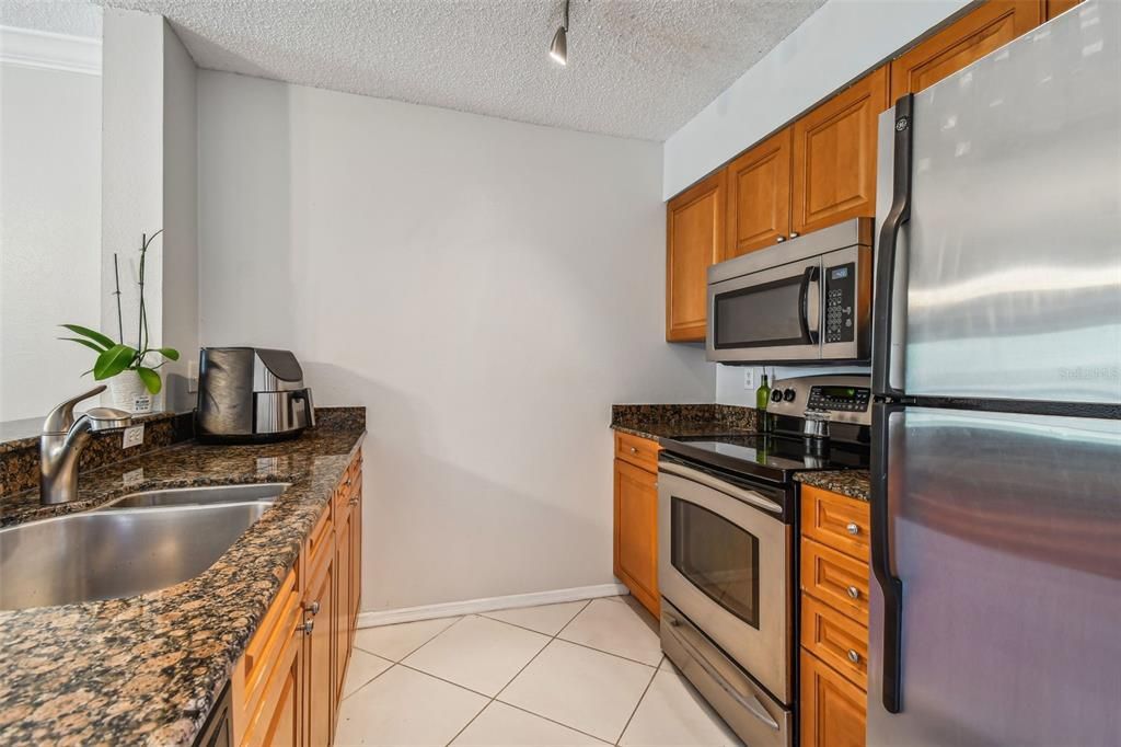 For Sale: $300,000 (2 beds, 2 baths, 984 Square Feet)