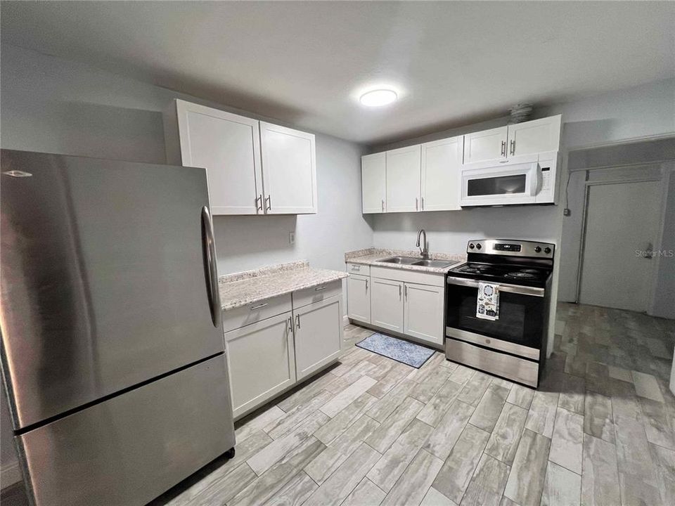 Active With Contract: $1,645 (2 beds, 1 baths, 883 Square Feet)