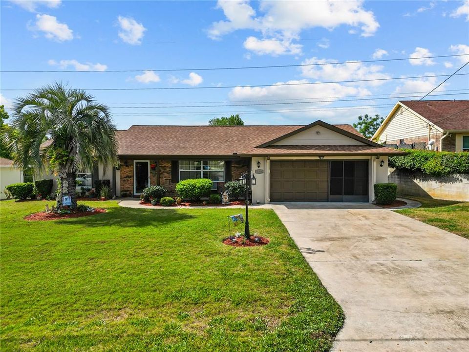 Immaculately kept 3/2 close to I-4, shopping, and restaurants.