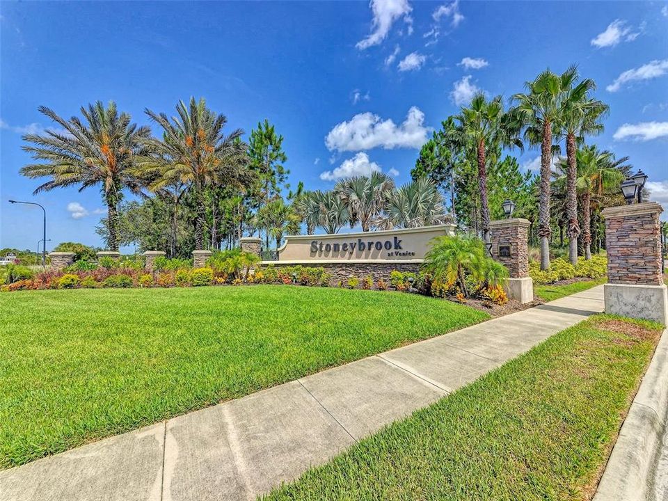 Recently Sold: $725,000 (3 beds, 3 baths, 2565 Square Feet)