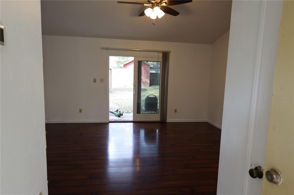 For Sale: $189,900 (2 beds, 1 baths, 918 Square Feet)