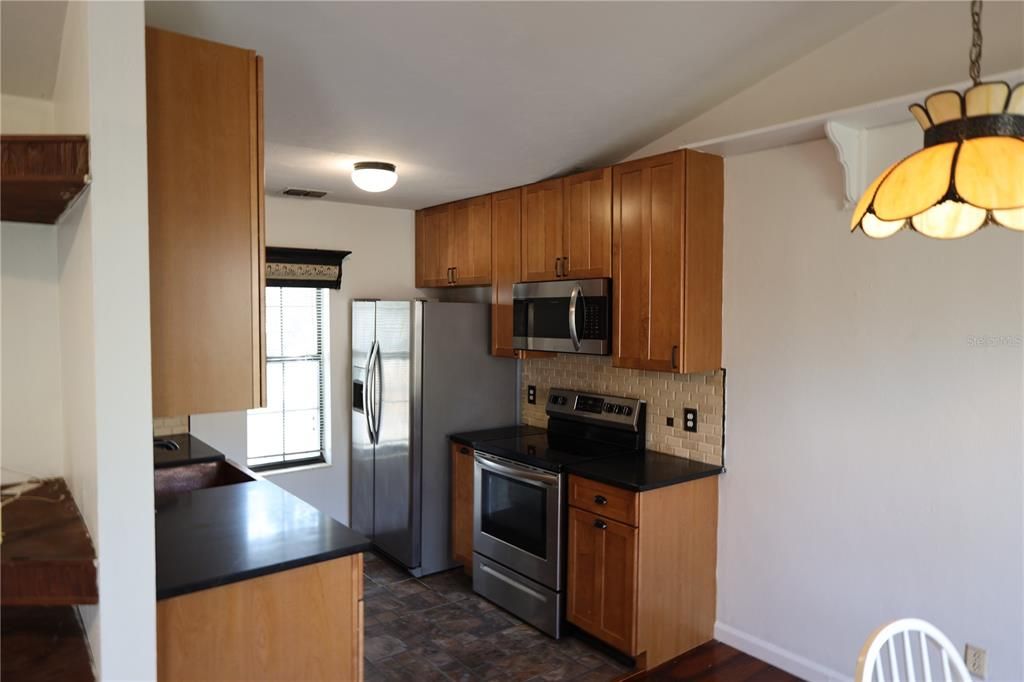 For Sale: $189,900 (2 beds, 1 baths, 918 Square Feet)