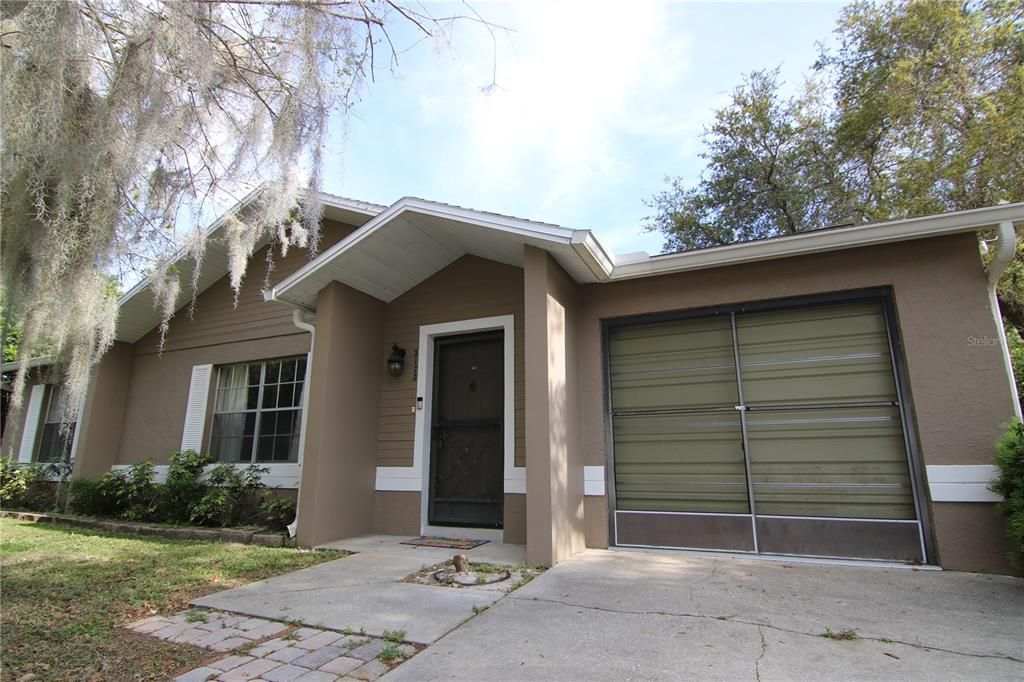 Active With Contract: $235,000 (2 beds, 1 baths, 900 Square Feet)