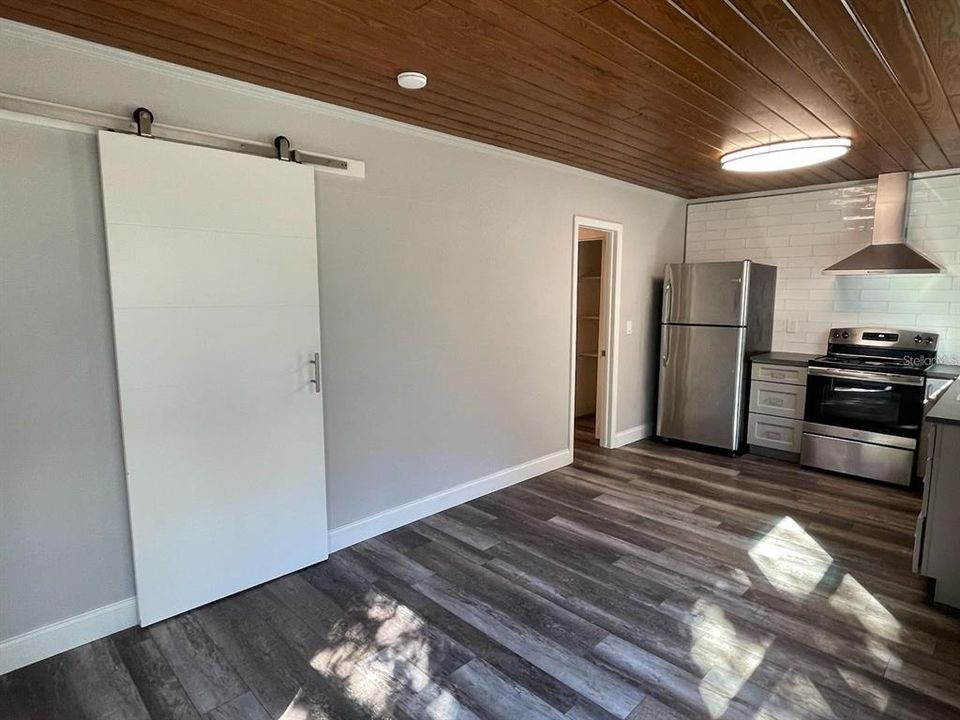 Active With Contract: $1,395 (1 beds, 1 baths, 588 Square Feet)