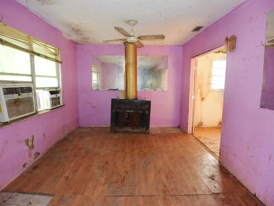 For Sale: $76,000 (3 beds, 1 baths, 1140 Square Feet)