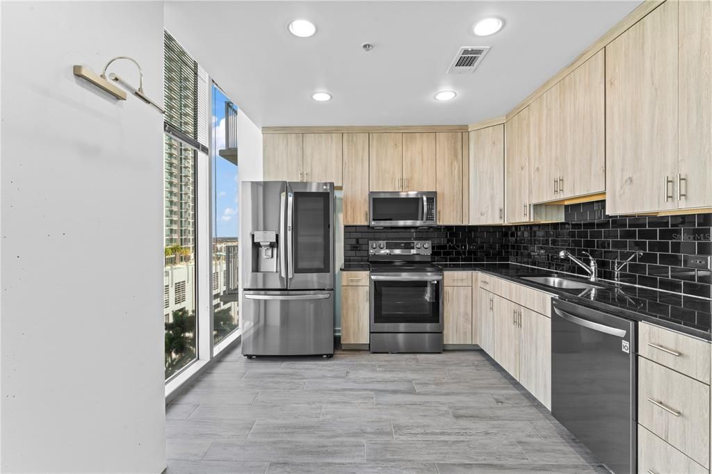 Active With Contract: $2,150 (1 beds, 1 baths, 657 Square Feet)