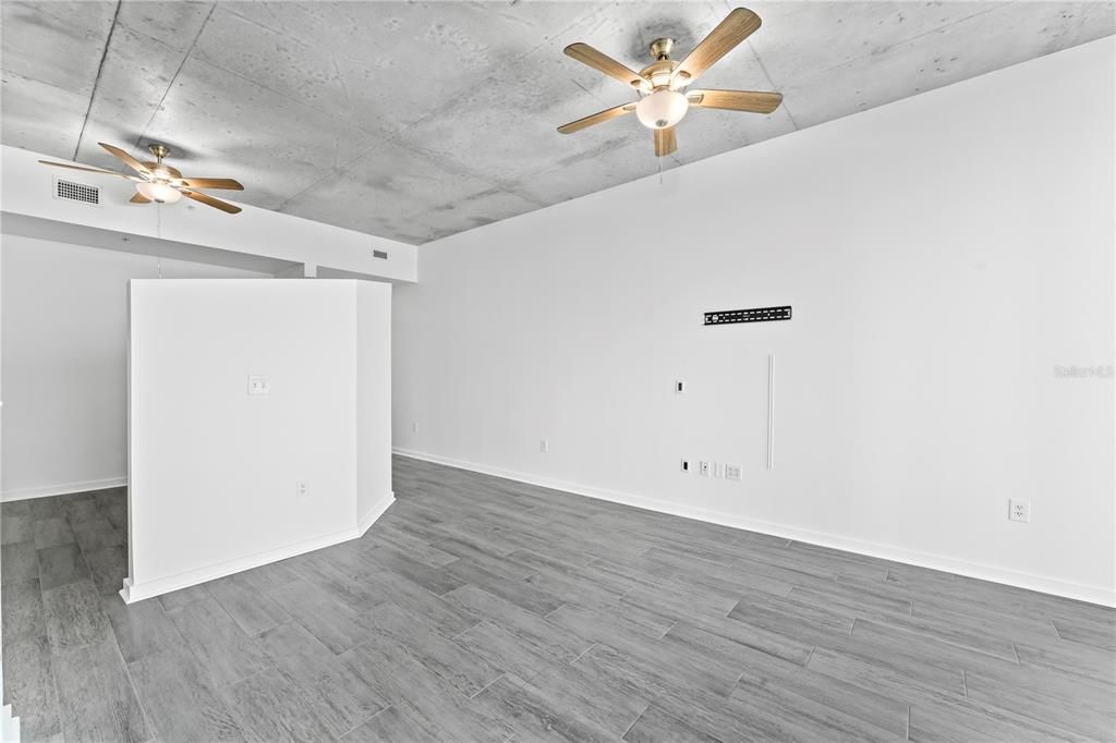 Active With Contract: $2,150 (1 beds, 1 baths, 657 Square Feet)