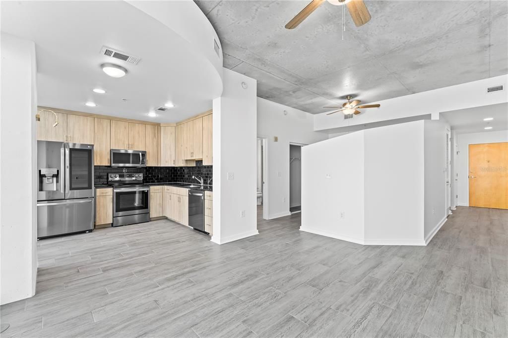 Active With Contract: $2,150 (1 beds, 1 baths, 657 Square Feet)