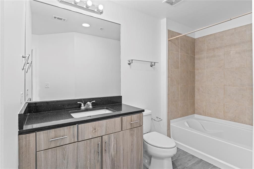 Active With Contract: $2,150 (1 beds, 1 baths, 657 Square Feet)