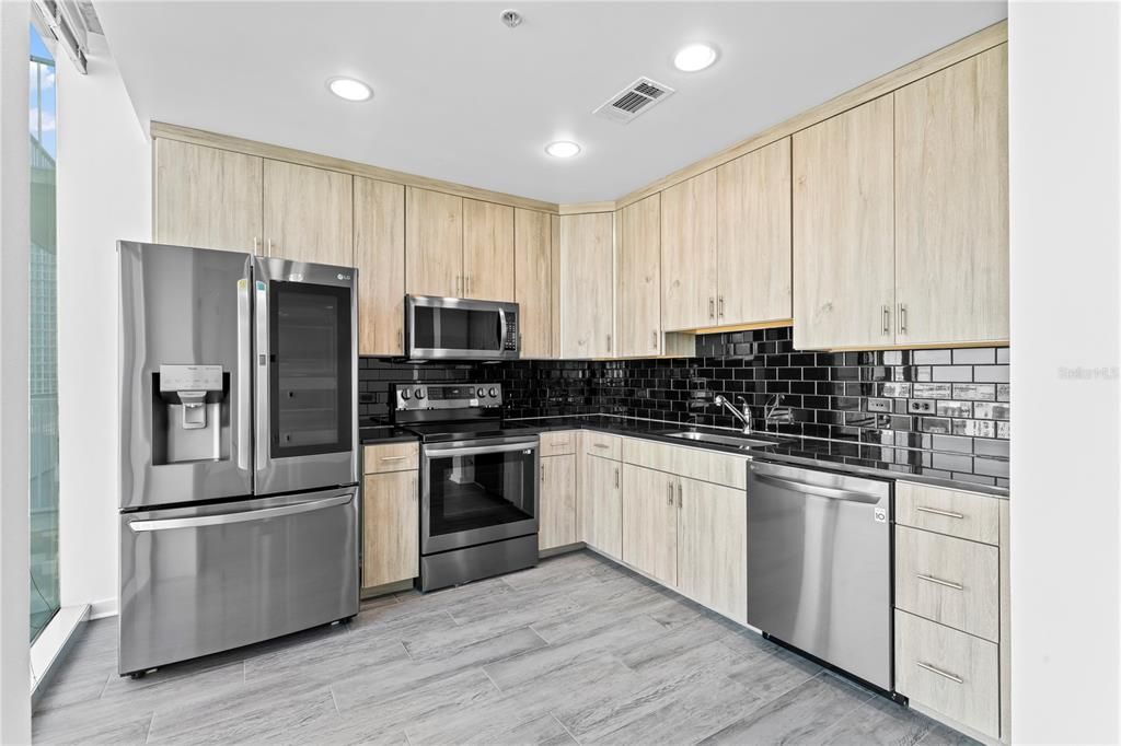 Active With Contract: $2,150 (1 beds, 1 baths, 657 Square Feet)