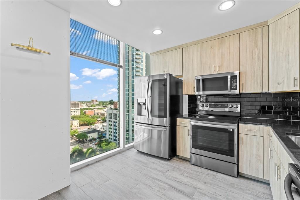 Active With Contract: $2,150 (1 beds, 1 baths, 657 Square Feet)