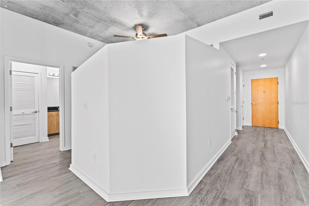 Active With Contract: $2,150 (1 beds, 1 baths, 657 Square Feet)