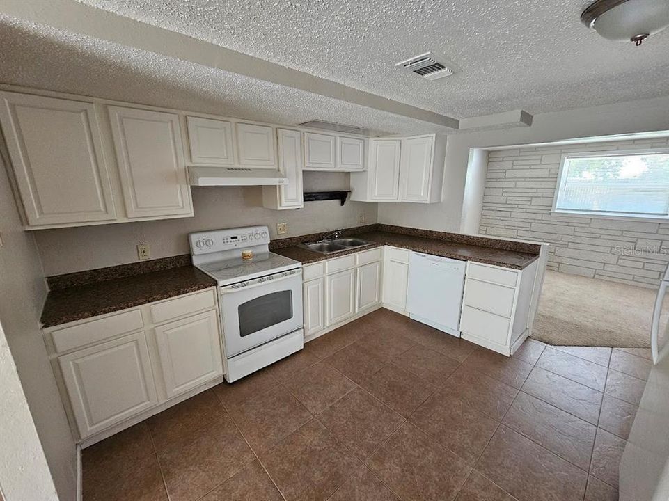 Active With Contract: $208,900 (2 beds, 1 baths, 992 Square Feet)