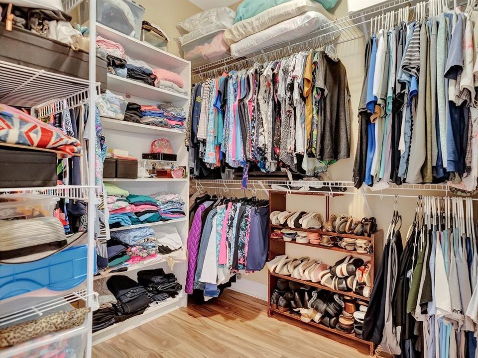 Masterbedroom walk-in closet