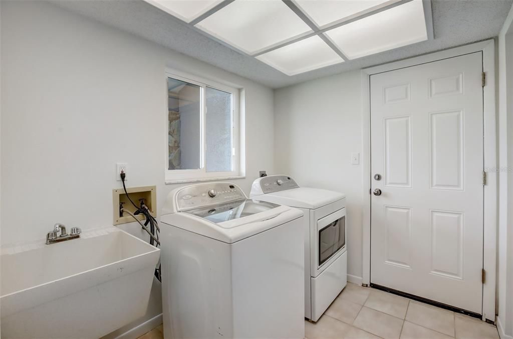 Active With Contract: $593,750 (3 beds, 2 baths, 1804 Square Feet)
