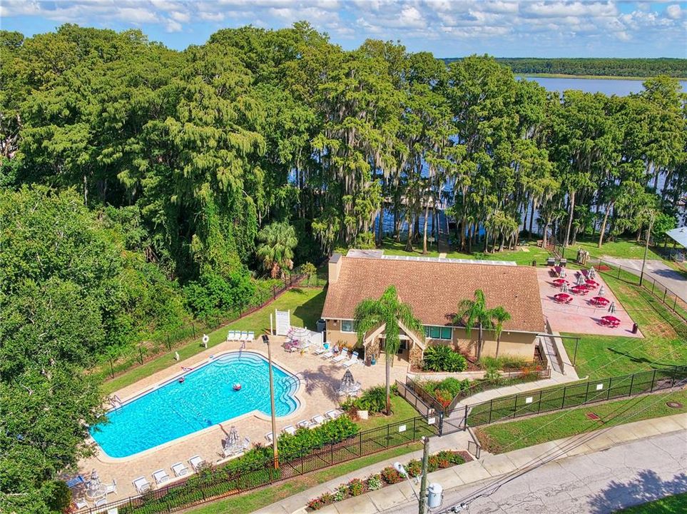 The Lake Tarpon Lodge offers a more rustic retreat & lakefront amenities~