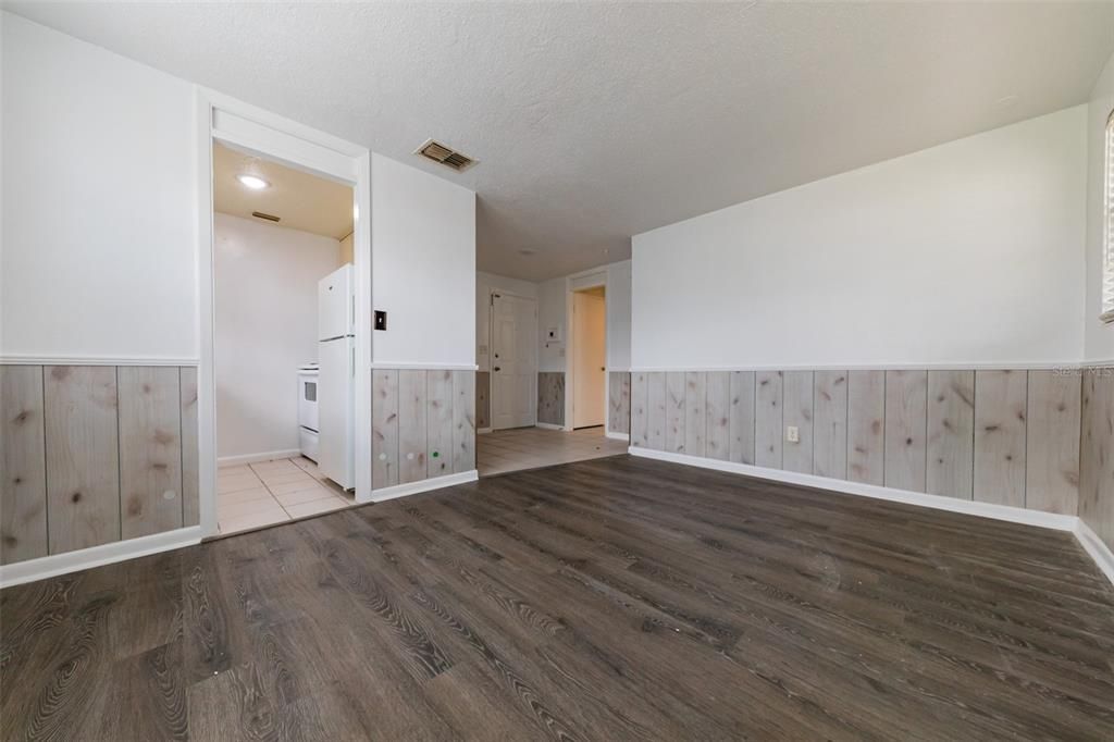 Active With Contract: $1,150 (1 beds, 1 baths, 1093 Square Feet)