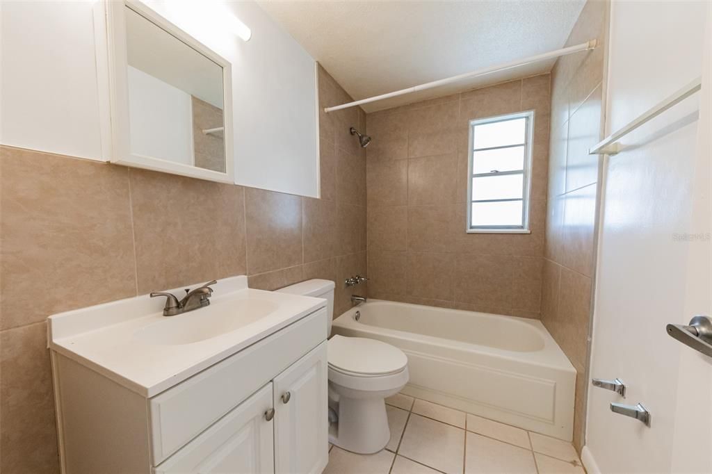 For Rent: $1,150 (1 beds, 1 baths, 1093 Square Feet)