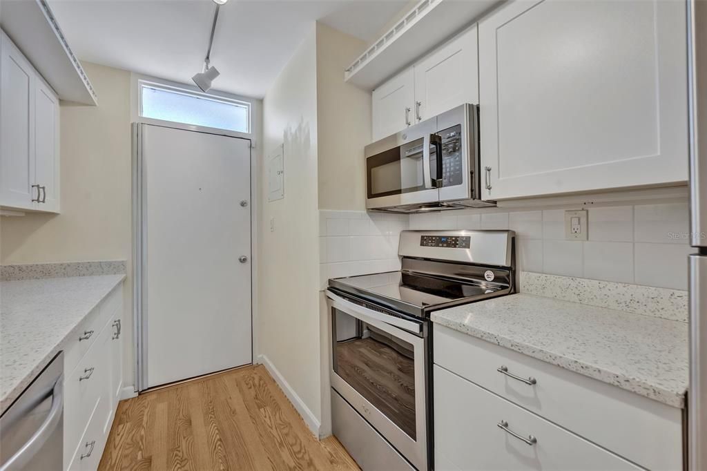 For Sale: $250,000 (1 beds, 1 baths, 730 Square Feet)