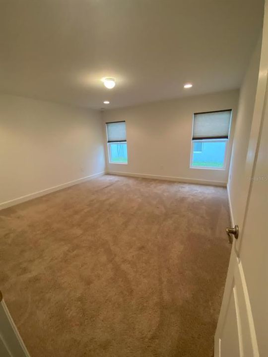 For Rent: $2,200 (4 beds, 2 baths, 1946 Square Feet)