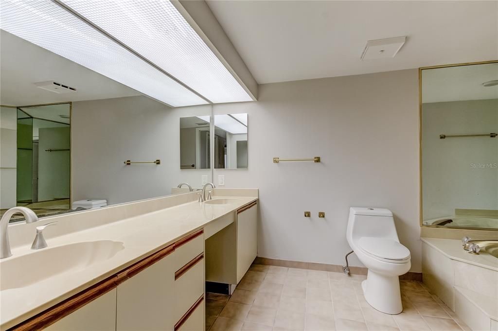 待售: $840,000 (2 贝兹, 2 浴室, 1470 平方英尺)