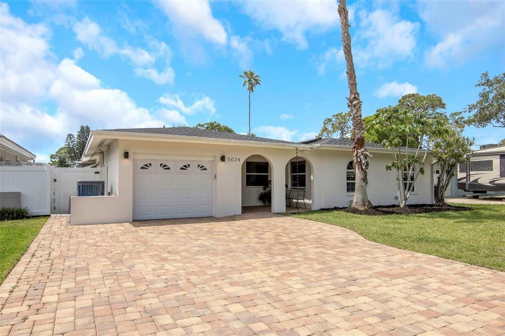 Recently Sold: $700,000 (3 beds, 2 baths, 1417 Square Feet)