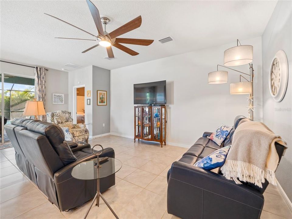 Active With Contract: $475,000 (4 beds, 2 baths, 2035 Square Feet)