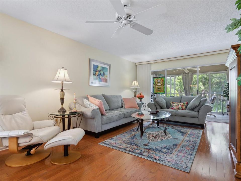 For Sale: $335,000 (2 beds, 2 baths, 1182 Square Feet)