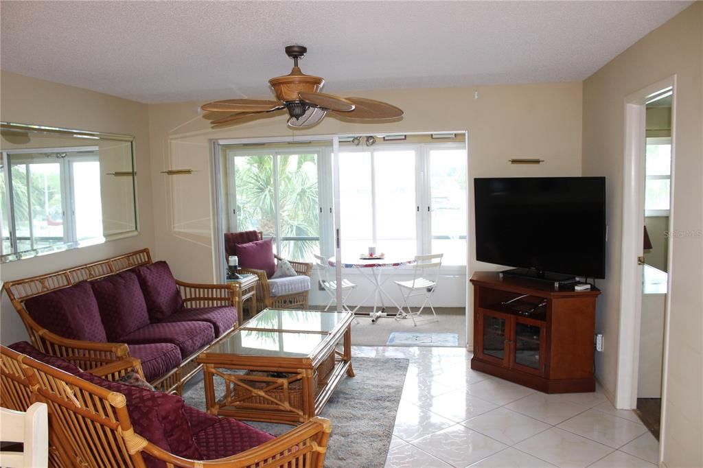 For Sale: $255,000 (2 beds, 2 baths, 956 Square Feet)