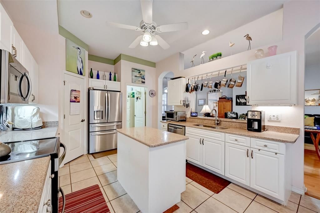 Active With Contract: $430,900 (2 beds, 2 baths, 1924 Square Feet)