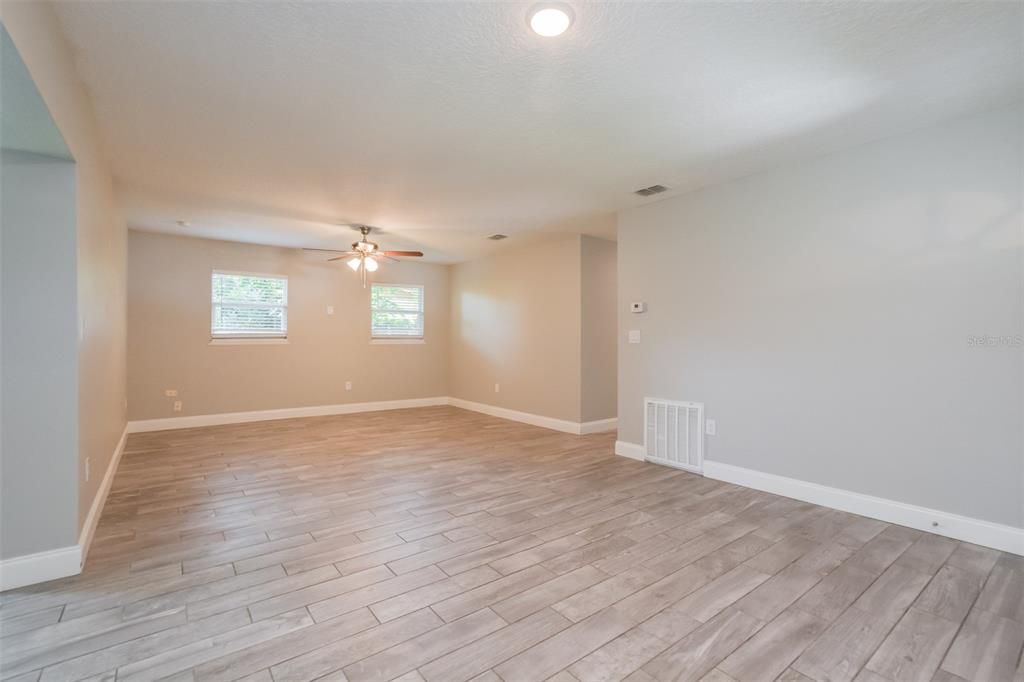 Active With Contract: $285,000 (3 beds, 2 baths, 1494 Square Feet)