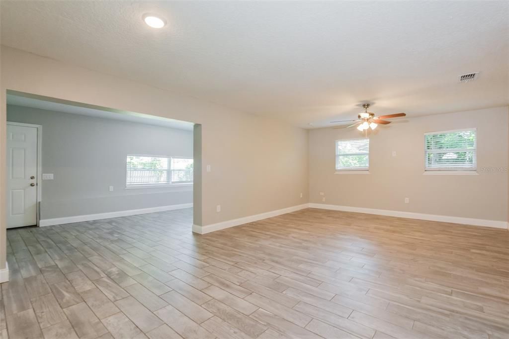 Active With Contract: $285,000 (3 beds, 2 baths, 1494 Square Feet)